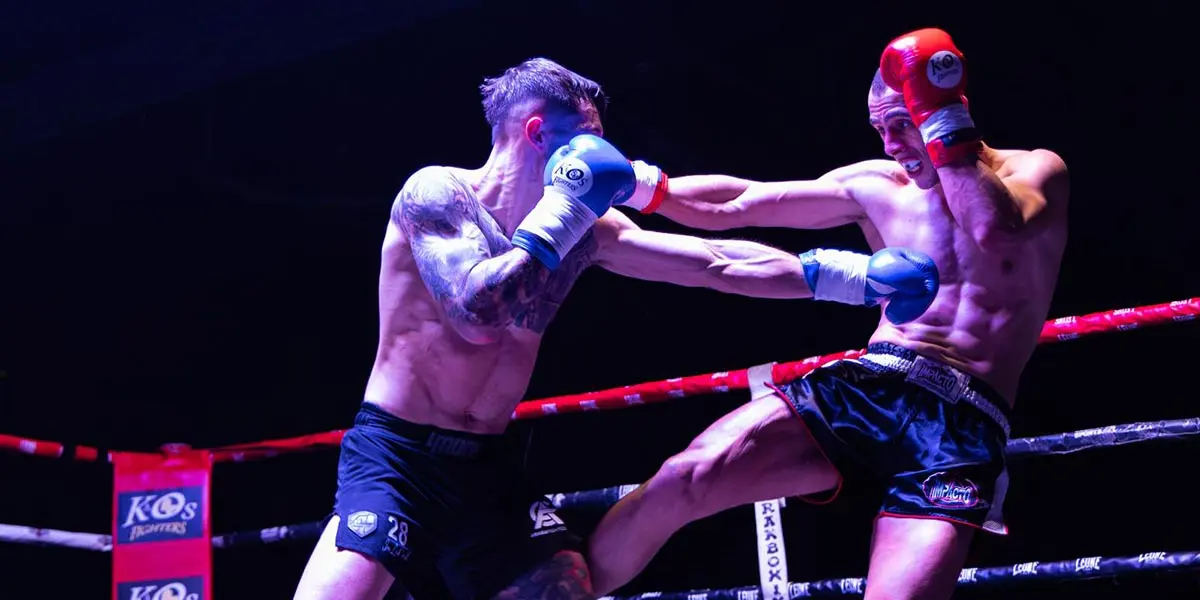 El p&uacute;gil natural de Caparroso, Edgar Teixeira Rivas, en un combate anterior con sus guantes rojos