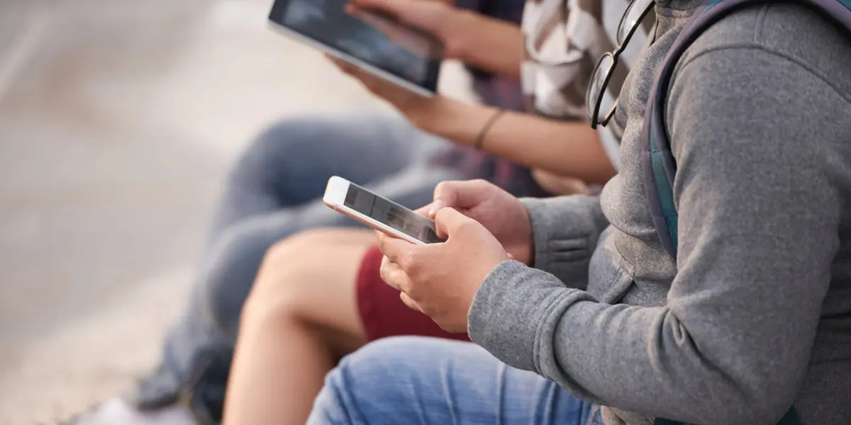 Retrasar el m&oacute;vil y educar a los menores es necesario, pero no suficiente, tambi&eacute;n hace falta educaci&oacute;n digital