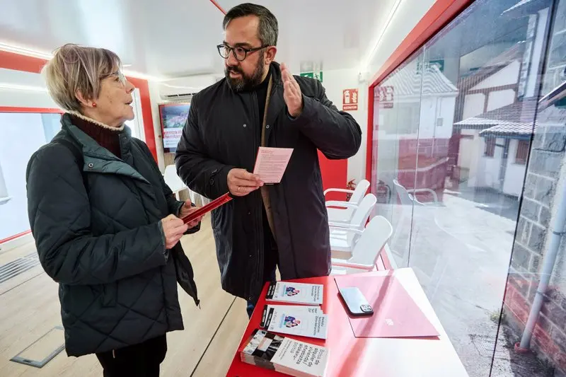 El vicepresidente primero y consejero de Presidencia e Igualdad, Javier Rem&iacute;rez, visita y hace balance en Roncal/Erronkari del primer a&ntilde;o de la puesta en marcha de la Oficina M&oacute;vil de Atenci&oacute;n Ciudadana. I&Ntilde;IGO ALZUGARAY / GOBIERNO DE NAVARRA