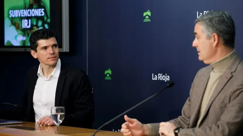 El director general de Deporte y Juventud, Diego Azcona, y el director del IRJ, Juan Diego Alcaide, presentan las subvenciones en materia de Juventud para este a&ntilde;o 2026