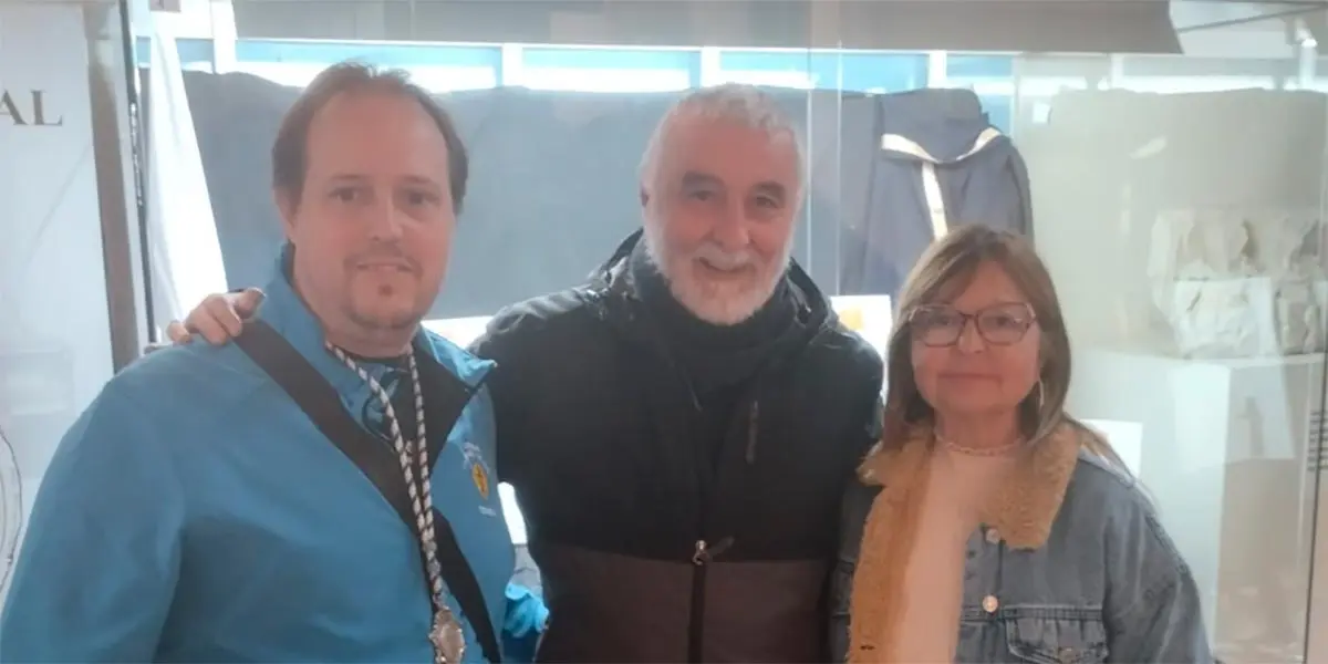 Maribel Antón, de la Cofradía de las Verónicas;  Guillermo Rodríguez, hermano mayor de la Cofradía de la Pasión del Señor y Óscar Pérez, de la Cofradía de Penitencia de la Entrega de Jesús