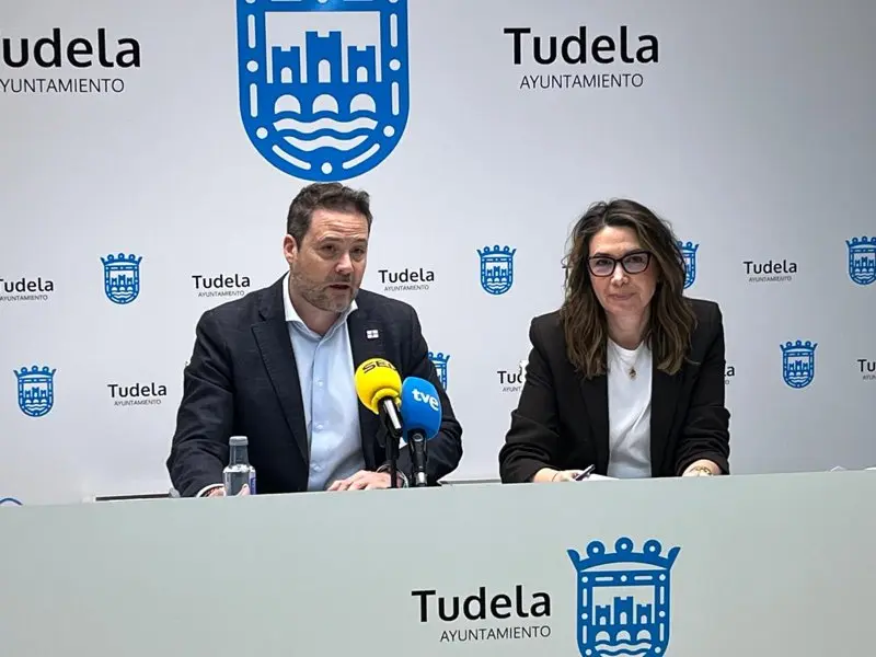 El alcalde de Tudela, Alejandro Toquero, y la concejala de Hacienda, Reyes Carmona.