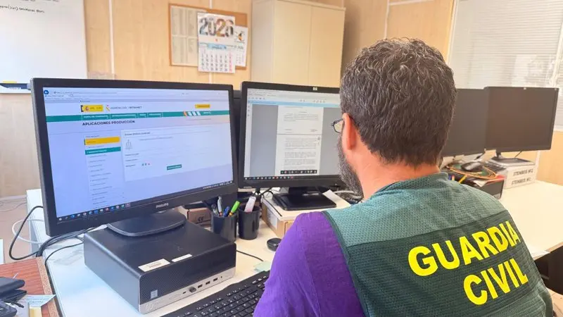 Imagen de las labores de investigaci&oacute;n de la Guardia Civil