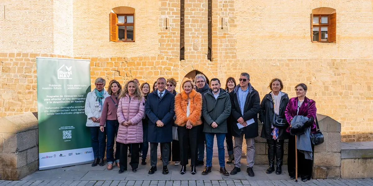 El consejero de Cohesión Territorial del Gobierno de Navarra, Óscar Chivite, durante la presentación de una nueva edición del programa RuralNav en el castillo de Marcilla, acompañado por representantes institucionales y municipales.