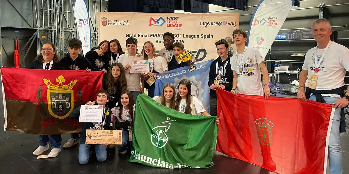 Integrantes del equipo GRAT Anunciata posan tras lograr el segundo puesto en la final nacional de la First Lego League y certificar su clasificación para la final internacional que se celebrará en Grecia
