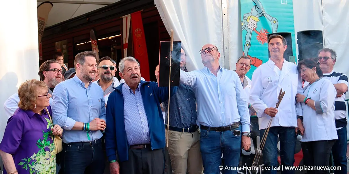 Enrique y Jaime Castel-Ruiz lanzan el cohete junto a su familia, acompa&ntilde;ados por Celes Sebasti&aacute;n y el alcalde Alejandro Toquero, en el inicio de las Fiestas de la Verdura de Tudela