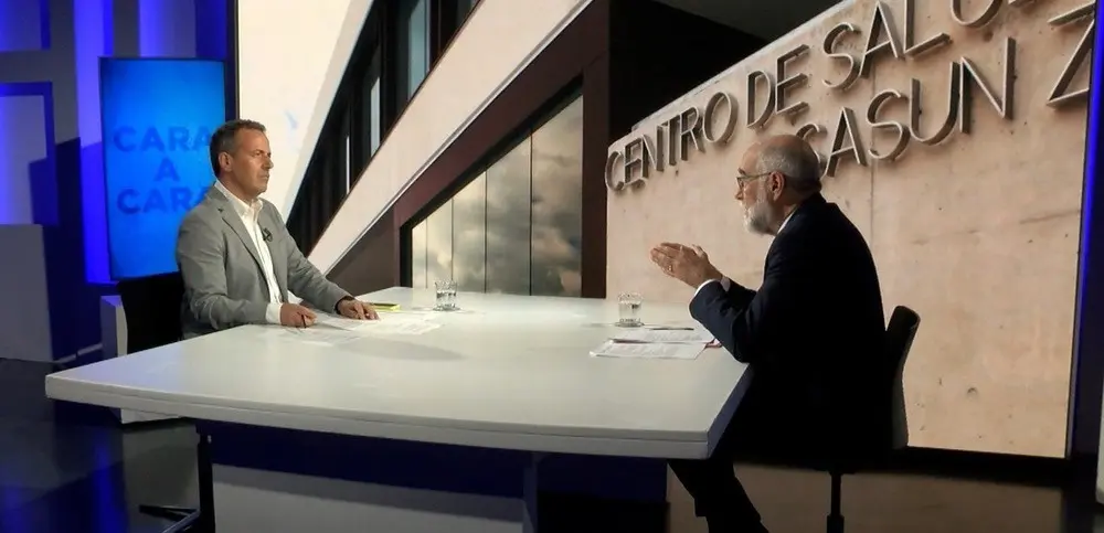 El consejero de Salud del Gobierno de Navarra, Fernando Dom&iacute;nguez (d), en una entrevista en Navarra Televisi&oacute;n con el periodista Roberto C&aacute;mara.