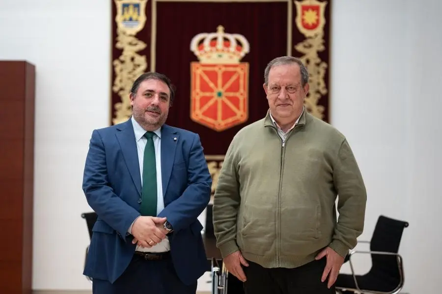 El presidente del Parlamento de Navarra, Unai Hualde, y Mikel Arregi, nuevo vocal del Consejo Social de la Universidad P&uacute;blica de Navarra