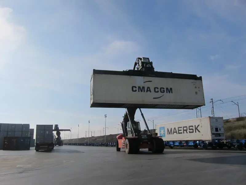 Archivo - Un potro lleva un contenedor para colocarlo en la plataforma ferroviaria 