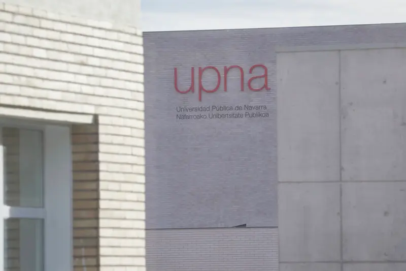 Archivo - Letrero de la UPNA en la fachada de la Universidad.