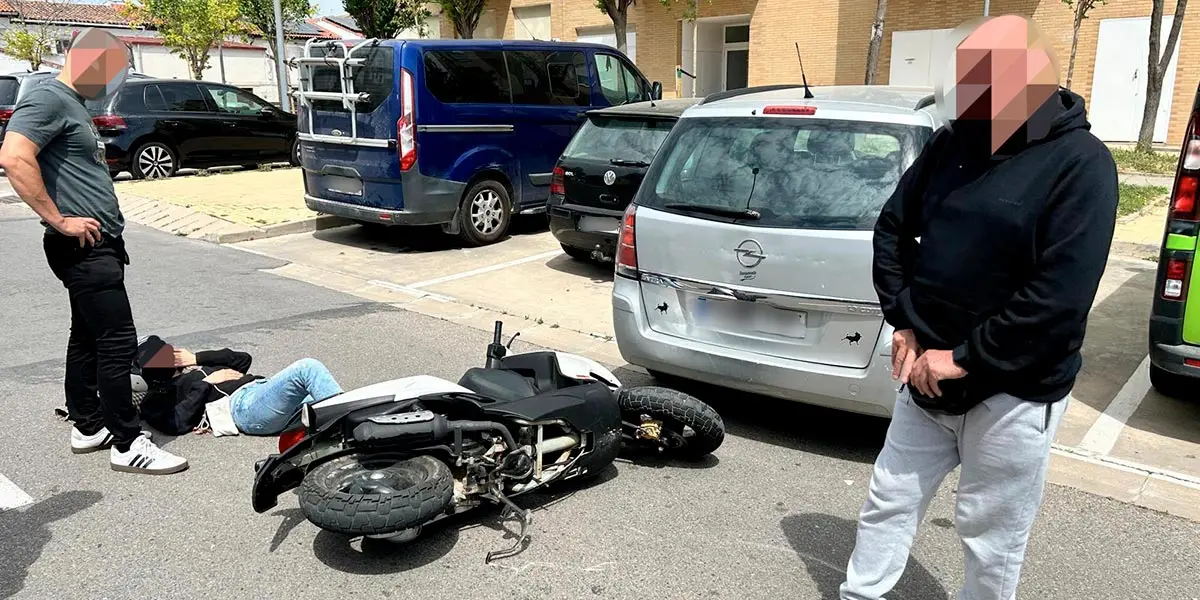 Accidente de tr&aacute;fico en la calle Luis Zapata de Tudela en el que una motorista result&oacute; herida con fractura de nariz tras ser golpeada por un turismo al salir marcha atr&aacute;s de un estacionamiento