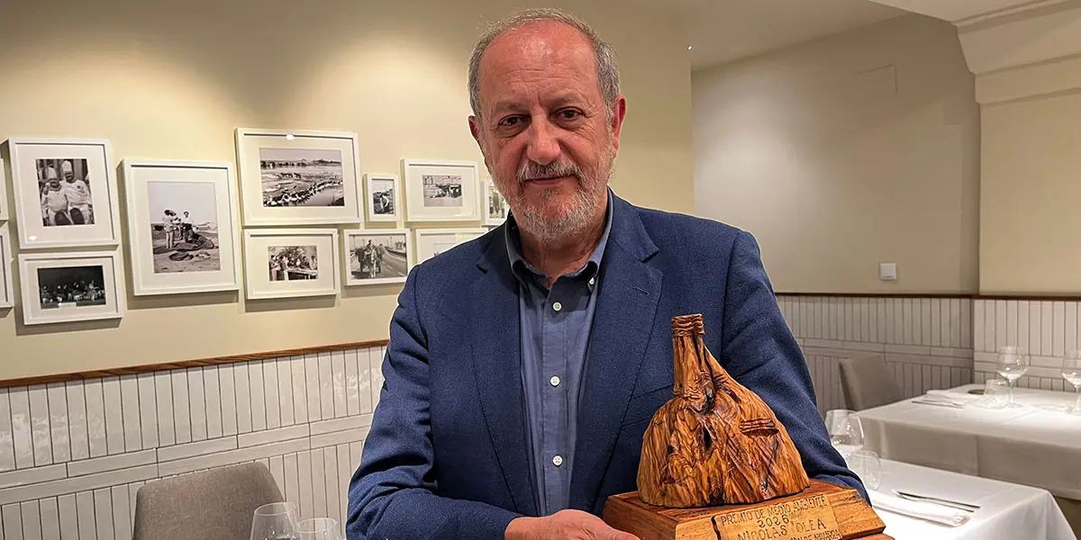 Nicol&aacute;s-Olea-con-el-Premio-de-Medio-Ambiente-2026