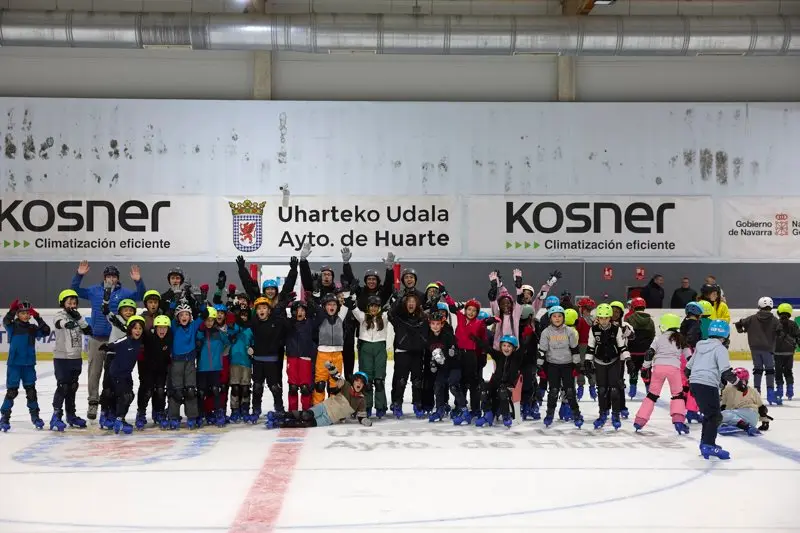 Foto de grupo en la visita del INDAF a una de las &uacute;ltimas jornadas de la Campa&ntilde;a Escolar de Hielo 2026.