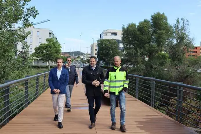 El alcalde de Tudela, Alejandro Toquero, y el concejal de Ordenaci&oacute;n Urbana Sostenible, Zeus P&eacute;rez, visitan la pasarela Cuartero sobre el r&iacute;o Queiles.