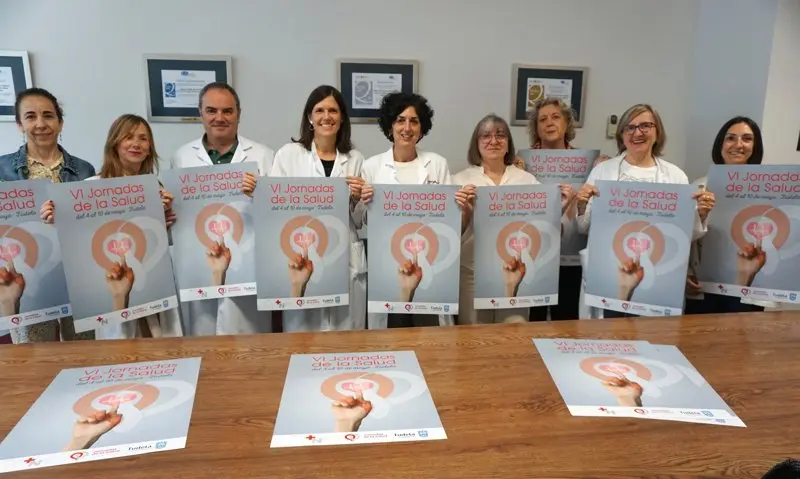 Profesionales del &Aacute;rea de Salud de Tudela con los carteles anunciadores de las jornadas.
