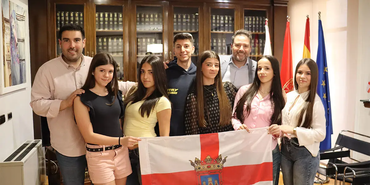 Las-cinco-j&oacute;venes-de-Tudela-que-representar&aacute;n-a-la-ciudad-en-el-Mundial-de-Hip-Hop-junto-a-Javier-Vidorreta-y-el-alcalde-Alejandro-Toquero-y-el-concejal-de-Deportes-Mart&iacute;n-L&oacute;pez