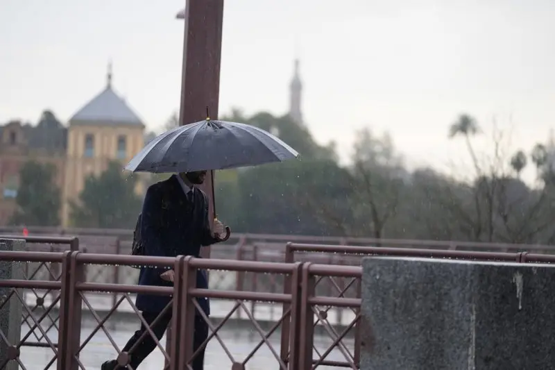 Archivo - Una persona se protege de la lluvia con un paraguas. A 03 de marzo de 2025, en Sevilla (Andaluc&iacute;a, Espa&ntilde;a).