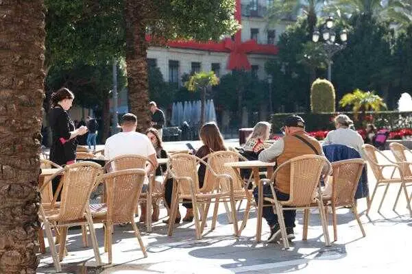 Archivo - Una terraza de bar en Jerez de la Frontera (C&aacute;diz)