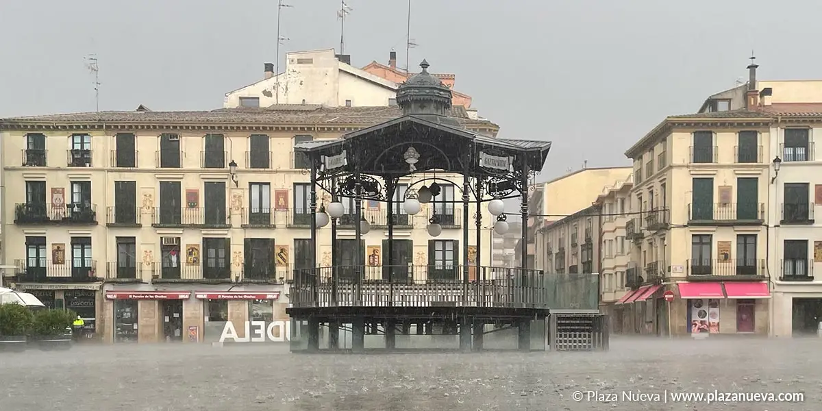 Lluvia en Tudela diluvio plaza de los Fueros Plaza Nueva clima tormenta mal tiempo temperatura temporal agua inundaci&oacute;n