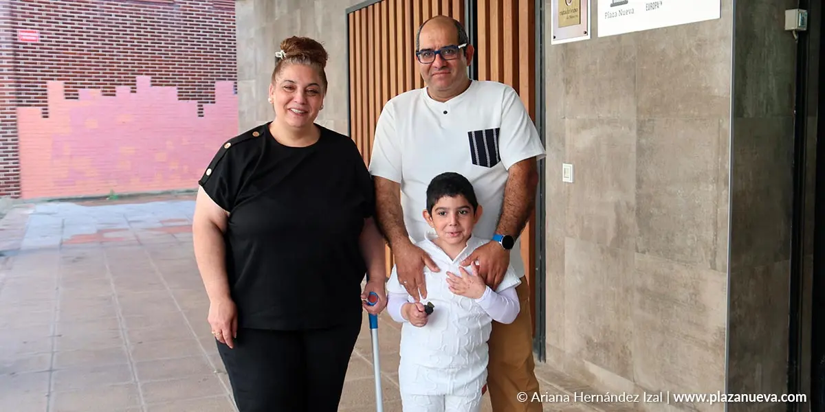 Toto, ni&ntilde;o con piel de mariposa de cinco a&ntilde;os, junto a sus padres Antonio Machado y Julia de los Santos, que reclaman restar minutos al dolor de su hijo con el acceso al tratamiento con terapia g&eacute;nica Vyjuvek, que ya se aplica en Andaluc&iacute;a