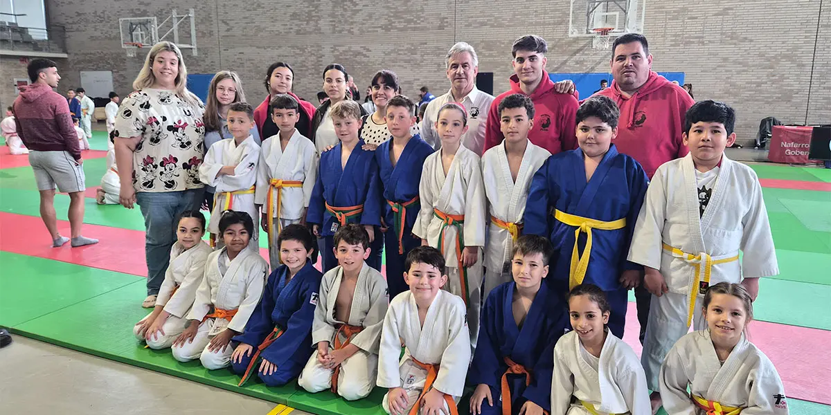 Grupo-Benjam&iacute;n-del-Shogun-con-sus-profesores