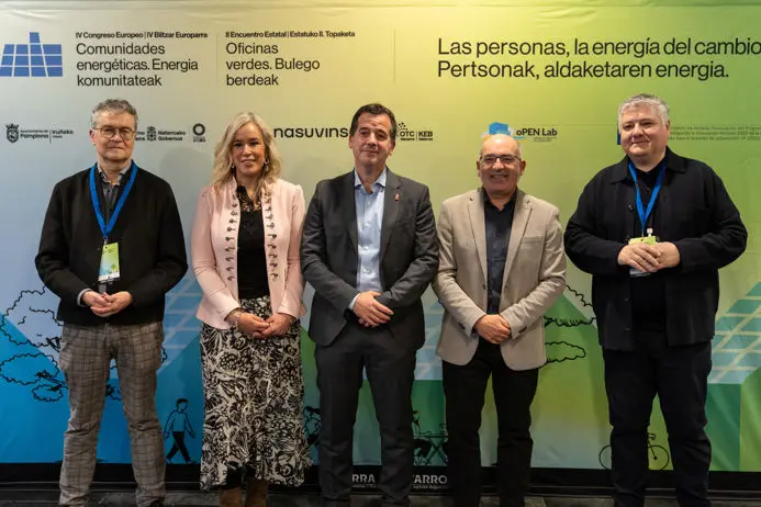 I-D: Carlos Chocarro, de Nasuvinsa; Garbi&ntilde;e Basterra, directora general del Gobierno de Navarra; Mikel Irujo, consejero; Joxe Abaurrea, concejal de Pamplona, y Javier Bur&oacute;n, gerente de Nasuvinsa, en el Congreso Europeo de Comunidades Energ&eacute;ticas.