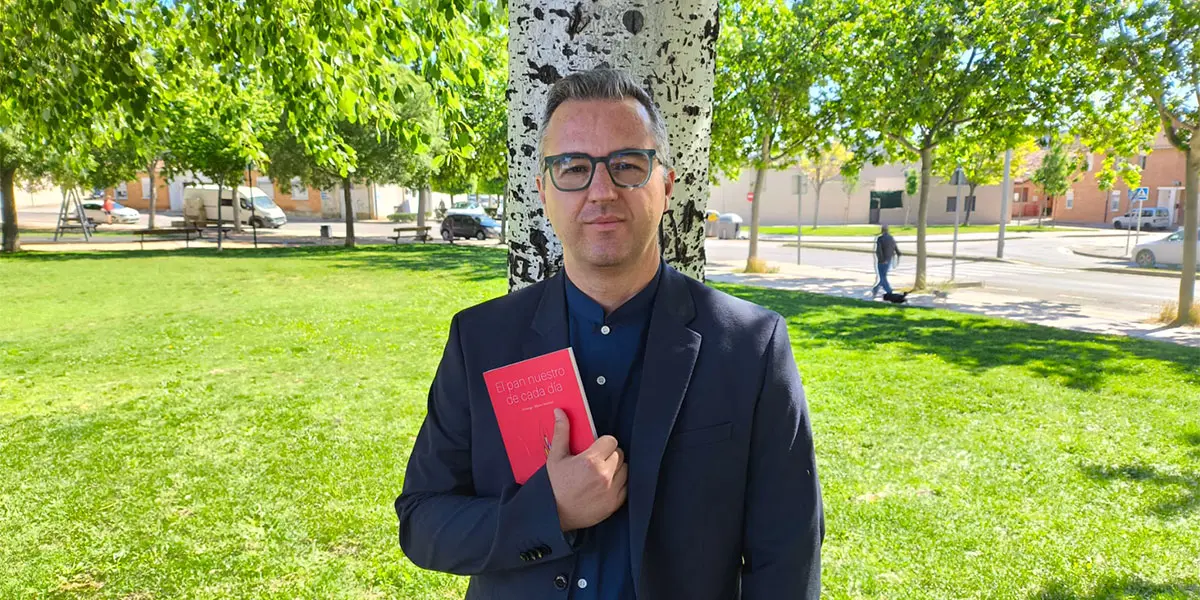 Domingo Alberto Mart&iacute;nez con su nueva obra 'El pan nuestro de cada d&iacute;a', publicada por la editorial Prames
