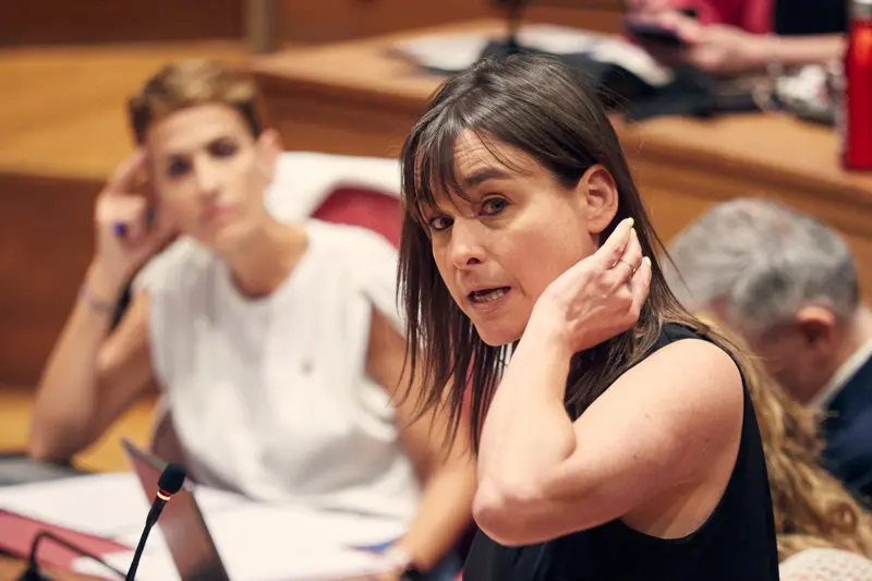 Archivo - La vicepresidenta tercera del Gobierno de Navarra y consejera de Vivienda, Juventud y Pol&iacute;ticas Migratorias, Bego&ntilde;a Alfaro, interviene durante una sesi&oacute;n plenaria, en el Parlamento de Navarra, a 26 de junio de 2025, en Pamplona, Navarra (Espa&ntilde;a)