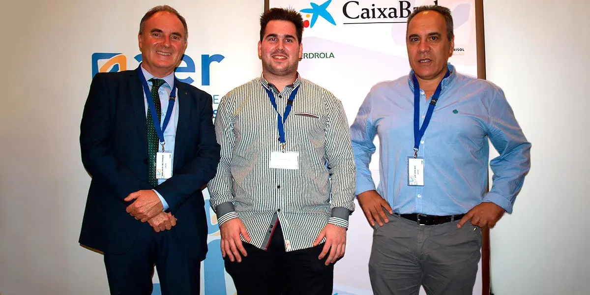 Cristian Chueca con su profesor Luis L&oacute;pez y Juan Carlos Ciria, director de CIP ETI Tudela