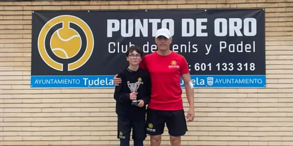 Leo-Santolalla-y-su-entrenador-Ricardo-Rodr&iacute;guez
