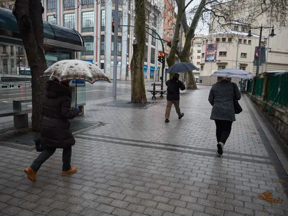 Vecinos de Pamplona yendo a trabajar durante la cuarentena del coronavirus