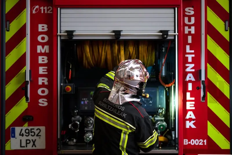 Un bombero prepara el cami&oacute;n de extinci&oacute;n de incendios.