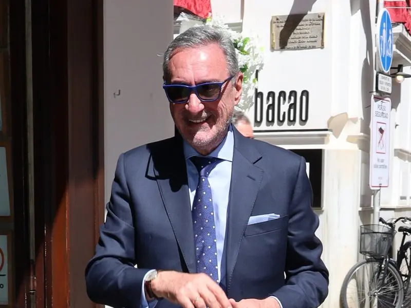 (Foto de ARCHIVO)
Carlos Herrera en las calles de Sevilla en el Domingo de Ramos a 29 de Marzo de 2026 en Sevilla (Espa&ntilde;a).

Leandro Wassaul / Europa Press
DOMINGO DE RAMOS;FAMOSOS;EVENTO;SEMANA SANTA;
29/3/2026