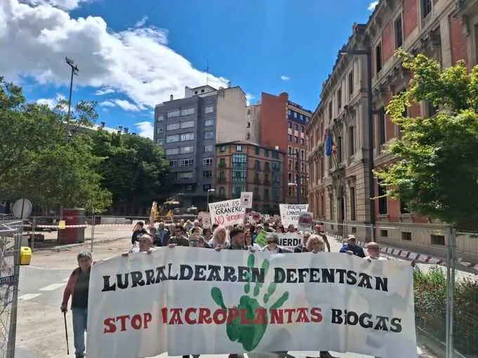 Manifestaci&oacute;n en Pamplona en contra de los proyectos de plantas de biometanizaci&oacute;n.