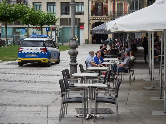Polic&iacute;a Municipal de Pamplona controla el cumplimiento de las normas sanitarias de la fase 2 en las terrazas del centro de Pamplona en las jornadas previas a la entrada en la fase 3 de la desescalada en Pamplona, Navarra, Espa&ntilde;a, a 6 de junio de 2020.