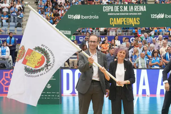 La consejera de Cultura, Deporte y Turismo del Gobierno de Navarra, Rebeca Esnaola, asiste en San Sebasti&aacute;n a la final de la Copa de la Reina de balonmano femenino para recibir el testigo de la organizacion del torneo en Navarra en 2027.