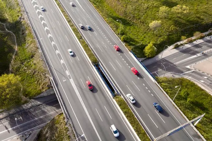 Archivo - Coches, carreteras, veh&iacute;culos el&eacute;ctricos, objetivos UE
