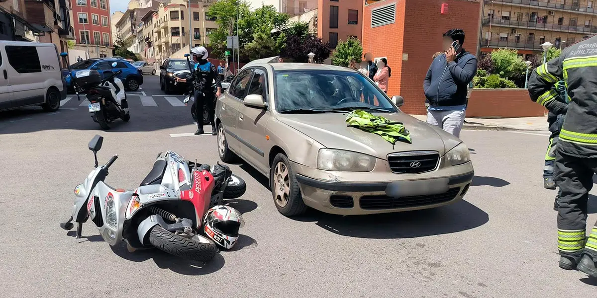 El accidente se produjo en el cruce de Aranaz y Vides con Avenida Central en Tudela tras una infracci&oacute;n de STOP que termin&oacute; con la colisi&oacute;n entre un turismo y un ciclomotor