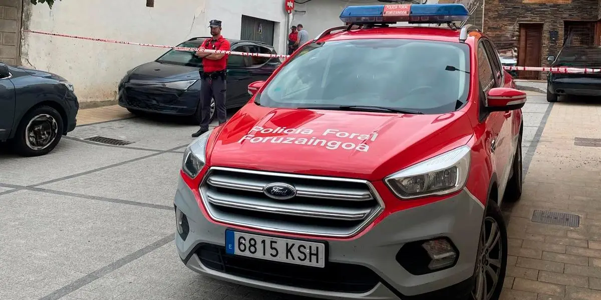 Polic&iacute;a Foral junto a la vivienda de Arguedas donde fue hallada muerta Saida El Yousif, de 44 a&ntilde;os