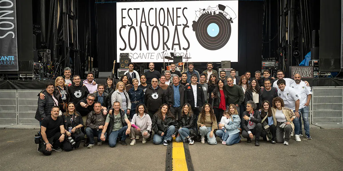Foto de grupo de las personas que est&aacute;n detr&aacute;s de Estaciones Sonoras
