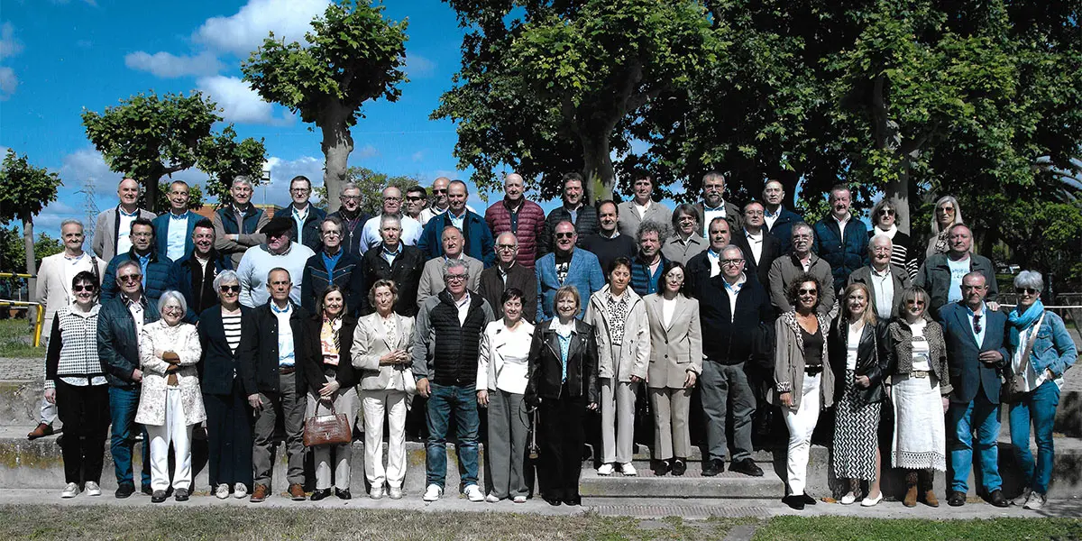 Grupo de alumnos de la promoci&oacute;n con algunos de sus profesores posando en los jardines exteriores del CIP ETI Central de Tudela