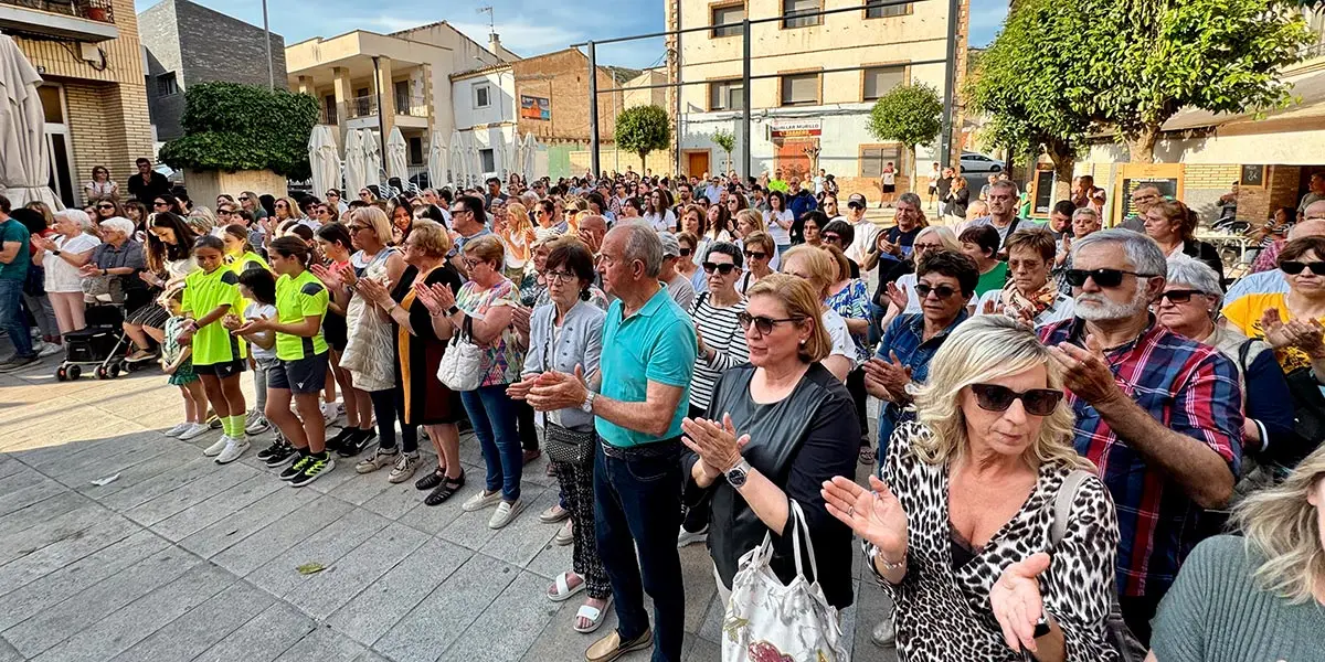Vecinos y vecinas de Arguedas protagonizaron la tarde de ayer&nbsp;una concentraci&oacute;n en respuesta a un presunto asesinato machista