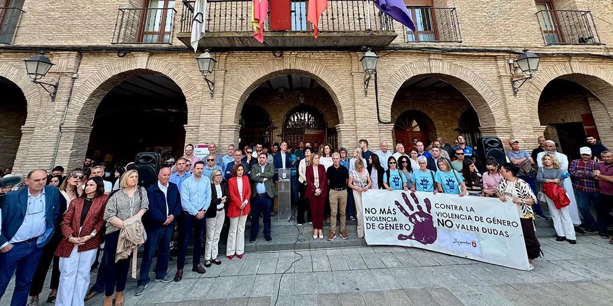 Vecinos y vecinas de Arguedas protagonizaron la tarde de ayer&nbsp;una concentraci&oacute;n en respuesta a un presunto asesinato machista