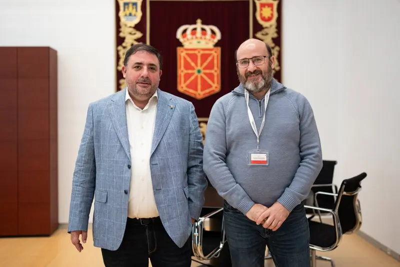 El presidente del Parlamento de Navarra, Unai Hualde, recibe a Gustavo Mu&ntilde;oz Barrutia, patrono de la Fundaci&oacute;n Gizain para la gesti&oacute;n de los servicios sociales p&uacute;blicos.