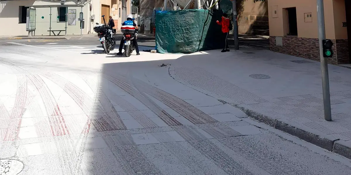 Estado de la calle D&iacute;az Bravo con Dominicas en Tudela tras el derrame de yeso que oblig&oacute; a cortar el tr&aacute;fico