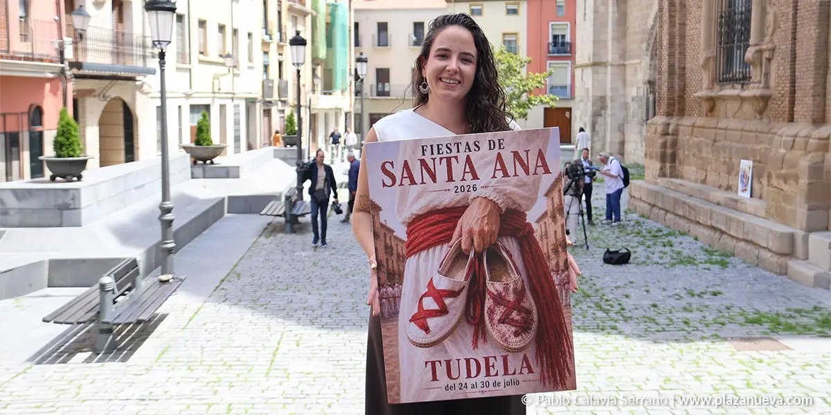 La tudelana Ana Mart&iacute;nez Salvador posa junto al cartel ganador de las Fiestas de Santa Ana 2026, titulado &lsquo;7 d&iacute;as para dejar huella&rsquo;