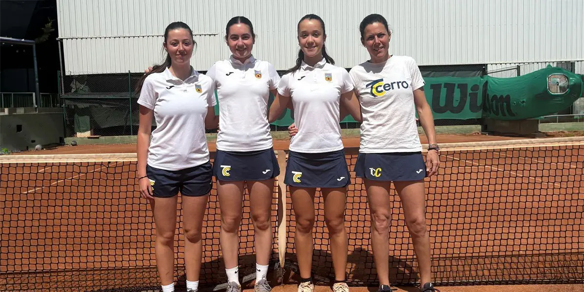 Equipo femenino del Tenis Club Cerro Fontellas formado por Paulina Gil Iturralde, Daniela Mart&iacute;nez Sola, Patricia Colomina Aluja y Macarena Casanova S&aacute;nchez