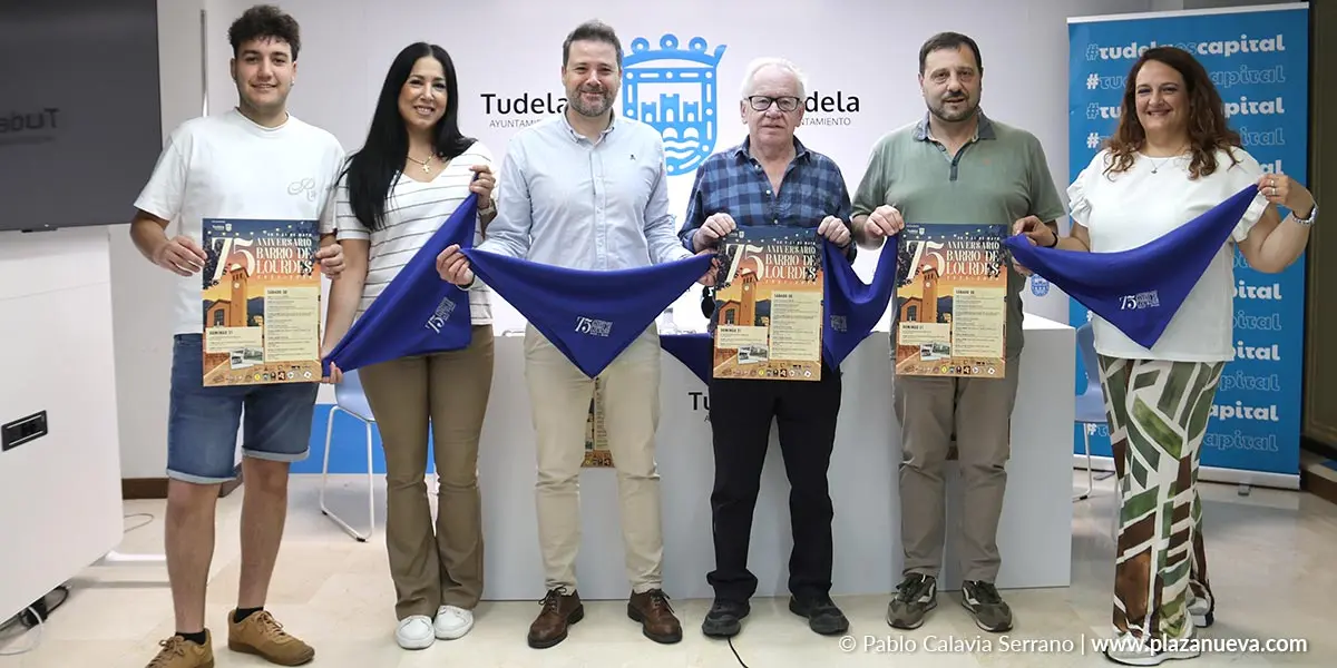 Representantes del Barrio de Lourdes y autoridades, de izquierda a derecha: David Vera Mu&ntilde;oz, Ver&oacute;nica Gormedino L&oacute;pez (concejal de Festejos), Alejandro Toquero Gil (alcalde de Tudela), Javier Mart&iacute;nez Latorre, Pedro Mart&iacute;nez Maule&oacute;n y Laura Mart&iacute;nez Valenzuela (presidenta de la Asociaci&oacute;n de Vecinos del Barrio de Lourdes)