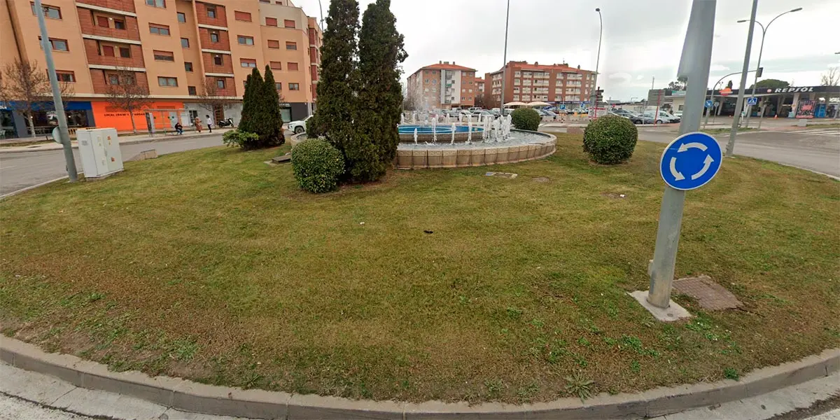 Intervenci&oacute;n de la Polic&iacute;a Local de Tudela en las inmediaciones de plaza Europa, donde un hombre fue detenido tras una pelea en la que tres agentes resultaron heridos leves