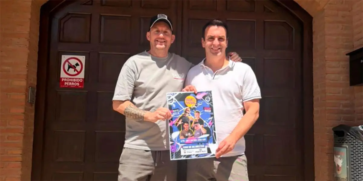 El alcalde de Ablitas, Carlos Bonel Soto, a la derecha de la imagen, junto al promotor del evento y el cartel del Indie Music Festival On Tour en su segunda edici&oacute;n en el municipio